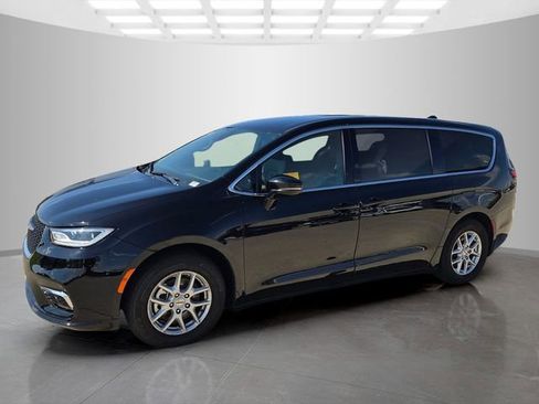 Used 2025 Chrysler Pacifica Select FWD image 4