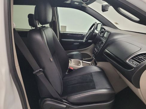 Used 2017 Dodge Grand Caravan SXT image 21