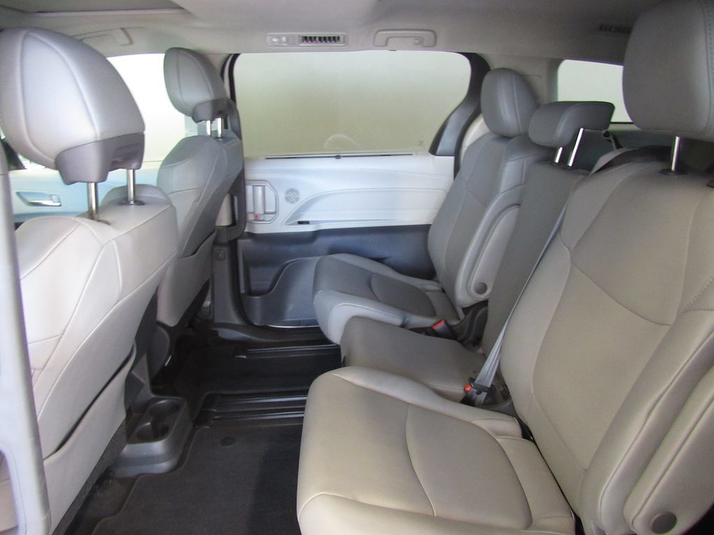 Certified 2024 Toyota Sienna XLE FWD image 15