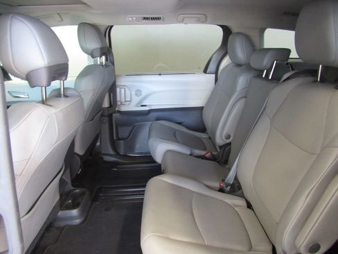 Used 2024 Toyota Sienna XLE FWD image 15