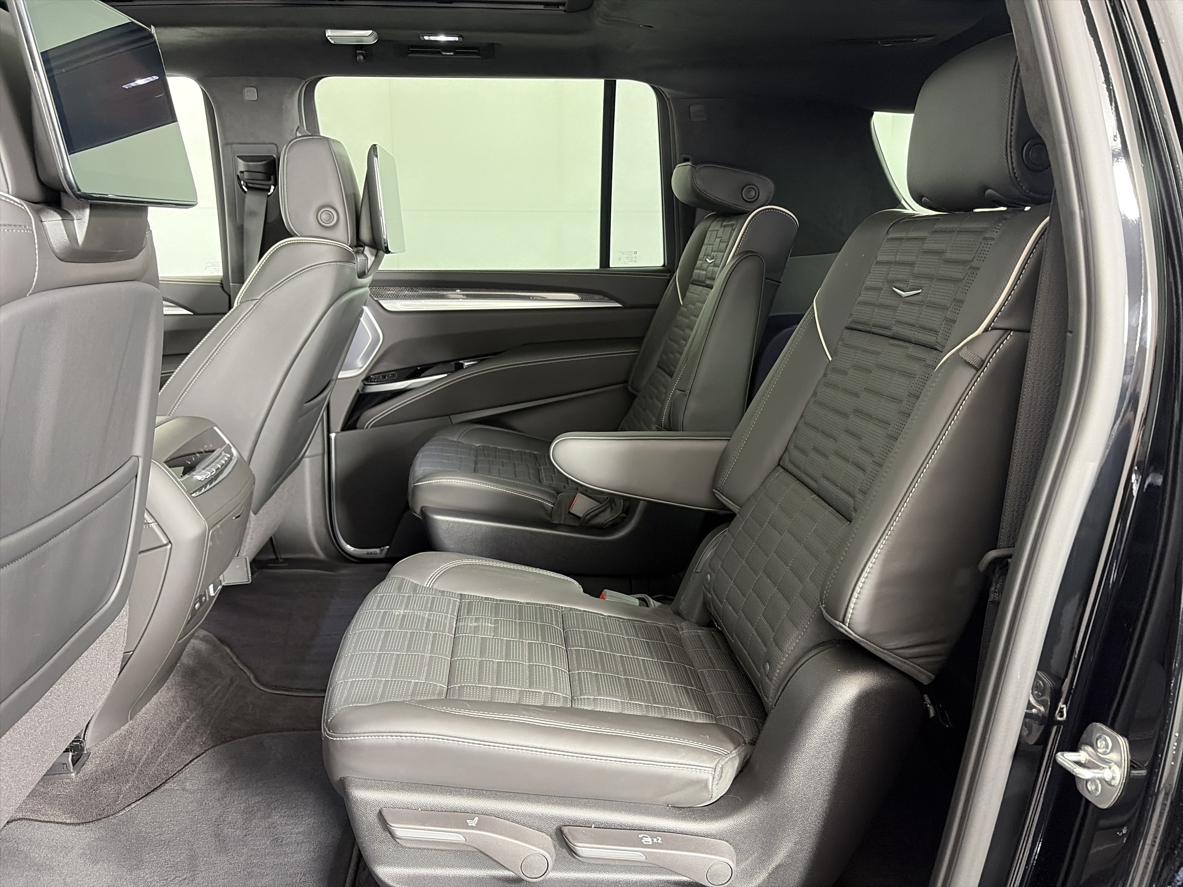 Used 2026 Cadillac Escalade ESV V w/ LPO, ONYX Package AWD/4WD image 7