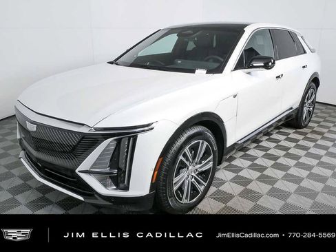 Certified 2025 Cadillac Lyriq Luxury w/ LPO, Floor Liner Package AWD/4WD image 31
