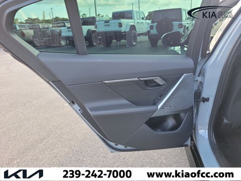 Used 2025 BMW i5 xDrive40 w/ M Sport Package AWD/4WD image 16