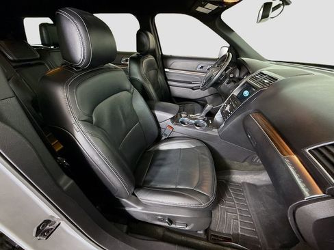 Used 2017 Ford Explorer Limited image 28