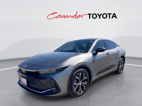 Used 2023 Toyota Crown XLE image 1