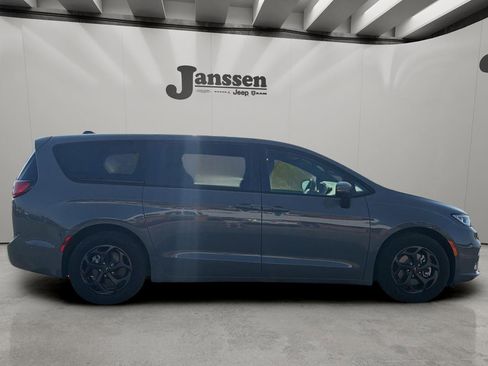 Used 2023 Chrysler Pacifica Touring-L w/ S Appearance Package FWD image 5
