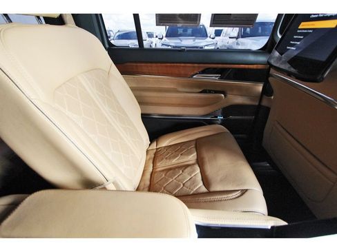 Used 2022 Jeep Grand Wagoneer Series III w/ Rear Seat Video Group 1 AWD/4WD image 11
