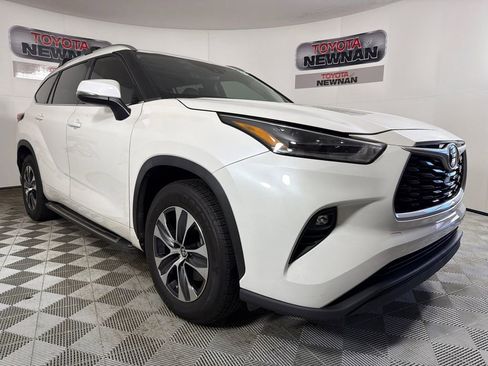 Used 2021 Toyota Highlander XLE image 1