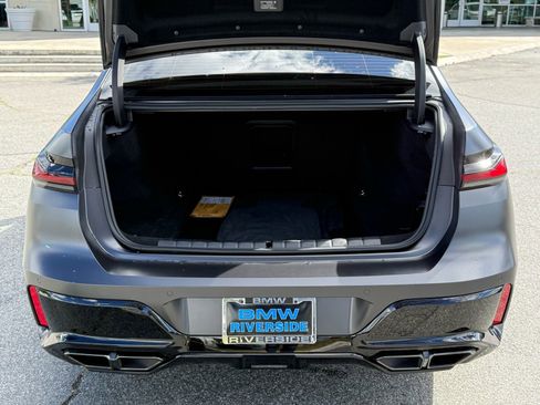 Used 2025 BMW 760i xDrive w/ Premium Package image 17