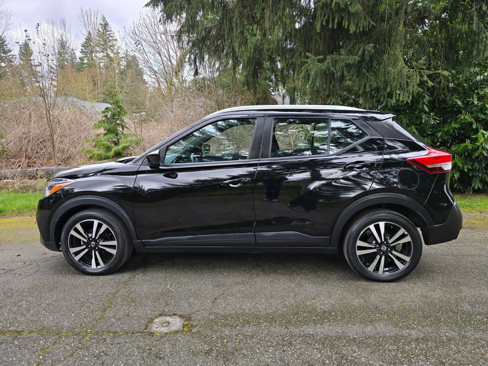 Used 2019 Nissan Kicks SV FWD image 2