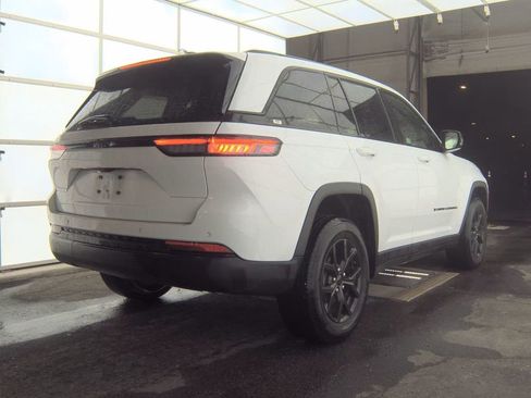 Used 2024 Jeep Grand Cherokee Altitude image 2