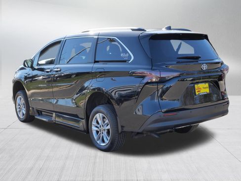 Used 2024 Toyota Sienna XLE w/ XLE Plus Package FWD image 5