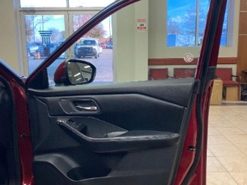 Used 2024 Nissan Rogue SV image 15