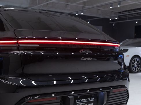 Certified 2025 Porsche Macan Turbo Electric AWD/4WD image 32