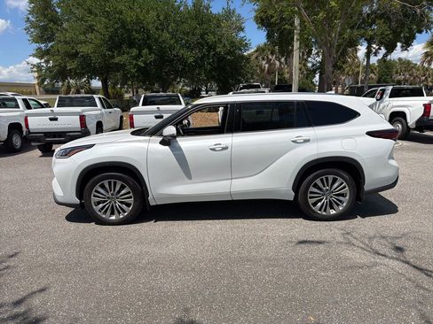 Used 2025 Toyota Highlander Platinum AWD/4WD image 2