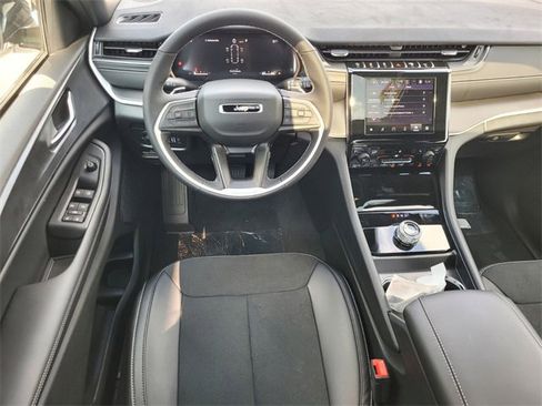 New 2025 Jeep Grand Cherokee L Altitude image 9