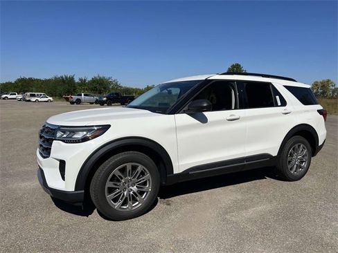 New 2025 Ford Explorer Active w/ Active Comfort Package image 3