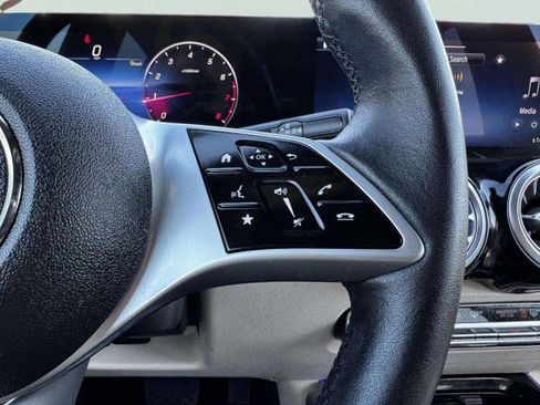 Used 2025 Mercedes-Benz GLB 250 image 23