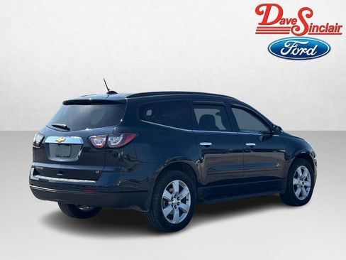 Used 2017 Chevrolet Traverse LT w/ Style and Technology Package FWD image 7