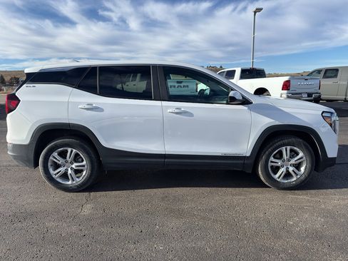 Used 2024 GMC Terrain SLE image 4