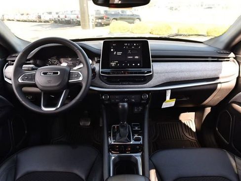 Used 2025 Jeep Compass Latitude image 7