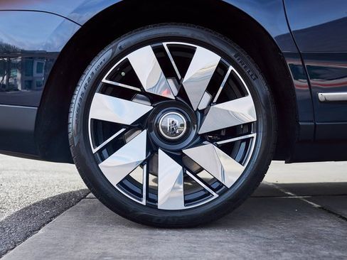 Used 2022 Rolls-Royce Cullinan w/ Cullinan Package image 21