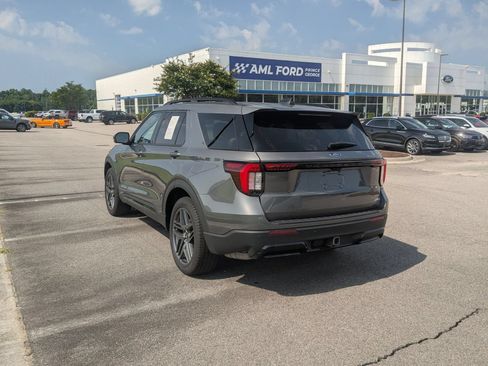 Used 2025 Ford Explorer ST-Line w/ ST-Line Street Pack AWD/4WD image 5