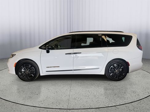 Used 2024 Chrysler Pacifica Touring-L w/ Road Tripper Package AWD/4WD image 2
