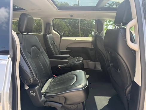 Used 2018 Chrysler Pacifica Limited FWD image 45