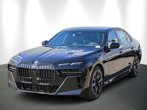 Used 2025 BMW 750e xDrive w/ Premium Package AWD/4WD image 3