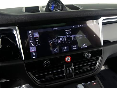 Certified 2026 Porsche Macan AWD/4WD image 27