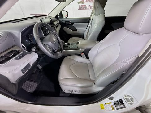 Used 2021 Toyota Highlander XLE AWD/4WD image 26