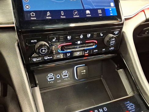 Certified 2024 Jeep Grand Cherokee Overland w/ Luxury Tech Group IV image 16