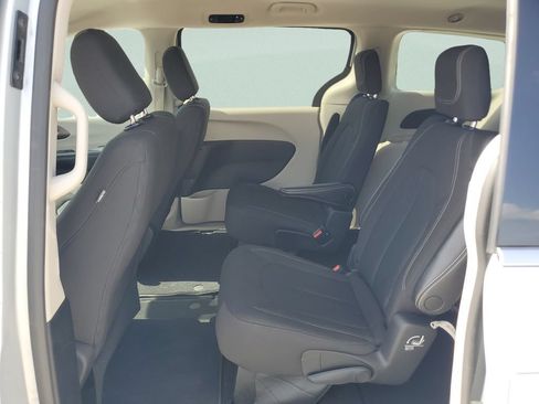 Used 2023 Chrysler Voyager LX FWD image 10