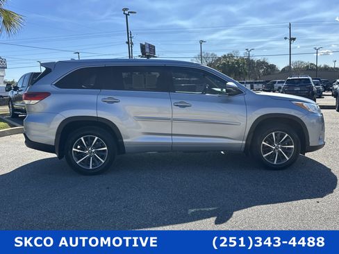 Used 2018 Toyota Highlander XLE image 6