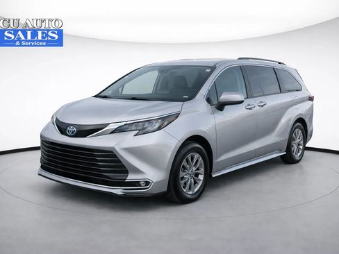Used 2024 Toyota Sienna XLE image 3