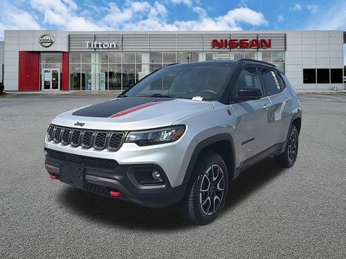 Used 2025 Jeep Compass Trailhawk AWD/4WD image 3