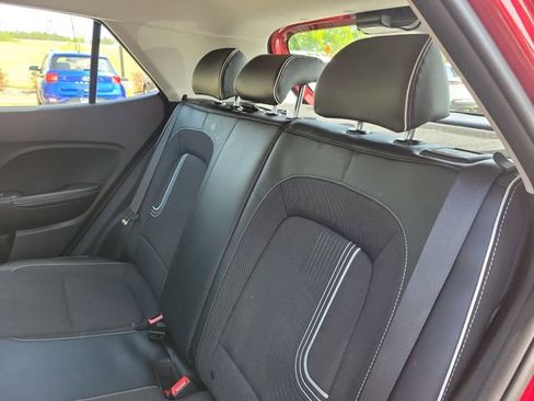 Used 2025 Hyundai Venue Limited FWD image 10