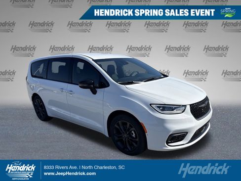 New 2026 Chrysler Pacifica Select image 1