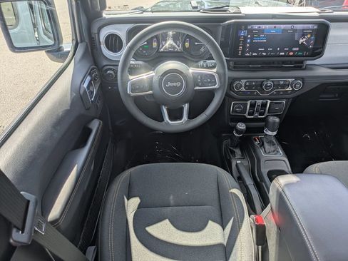 Used 2025 Jeep Wrangler Unlimited Sahara w/ Safety Group AWD/4WD image 17