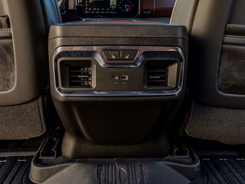 Used 2026 GMC Sierra 3500 Denali Ultimate w/ LPO, Black Badging Package image 33