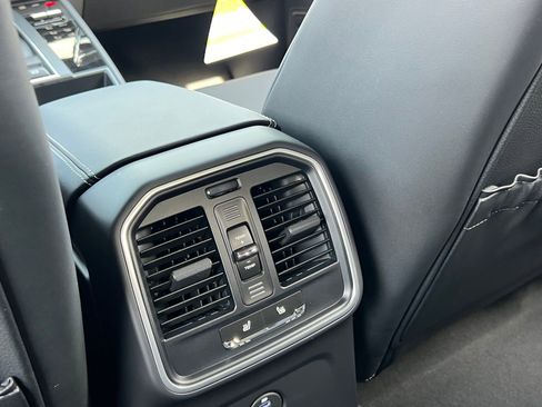 New 2026 Porsche Macan image 18