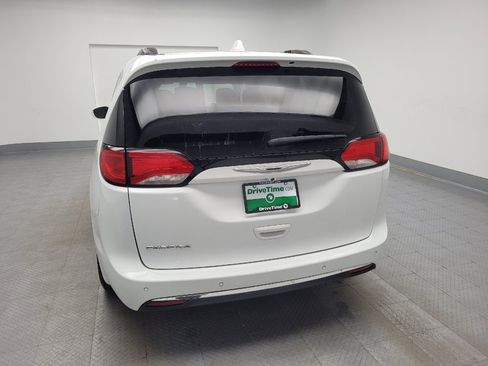 Used 2017 Chrysler Pacifica Touring-L image 6