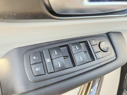 Certified 2024 Chrysler Pacifica Touring-L AWD/4WD image 37