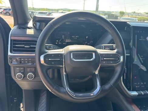 Used 2025 GMC Yukon XL Denali AWD/4WD image 12