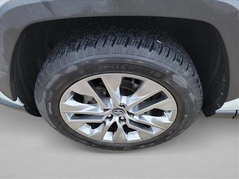 Used 2020 Toyota RAV4 XLE Premium FWD image 9
