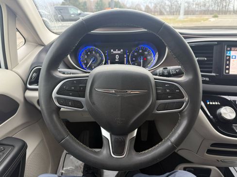 Used 2023 Chrysler Voyager LX image 12