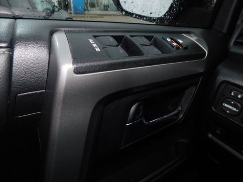 Used 2020 Toyota 4Runner SR5 AWD/4WD image 28