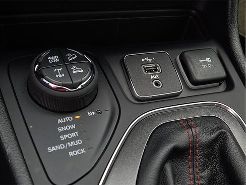 Used 2021 Jeep Cherokee Trailhawk image 15