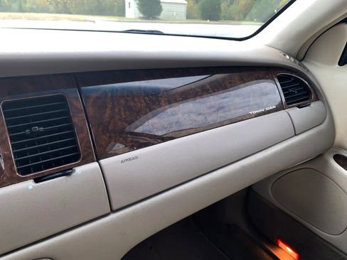 Used 2002 Lincoln Town Car Signature image 14